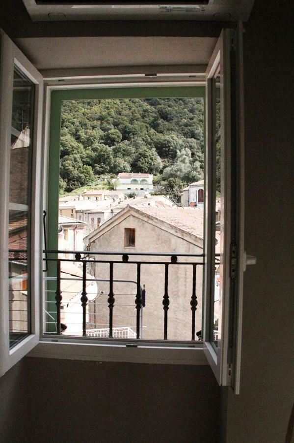 F2 Dans Joli Village Corse