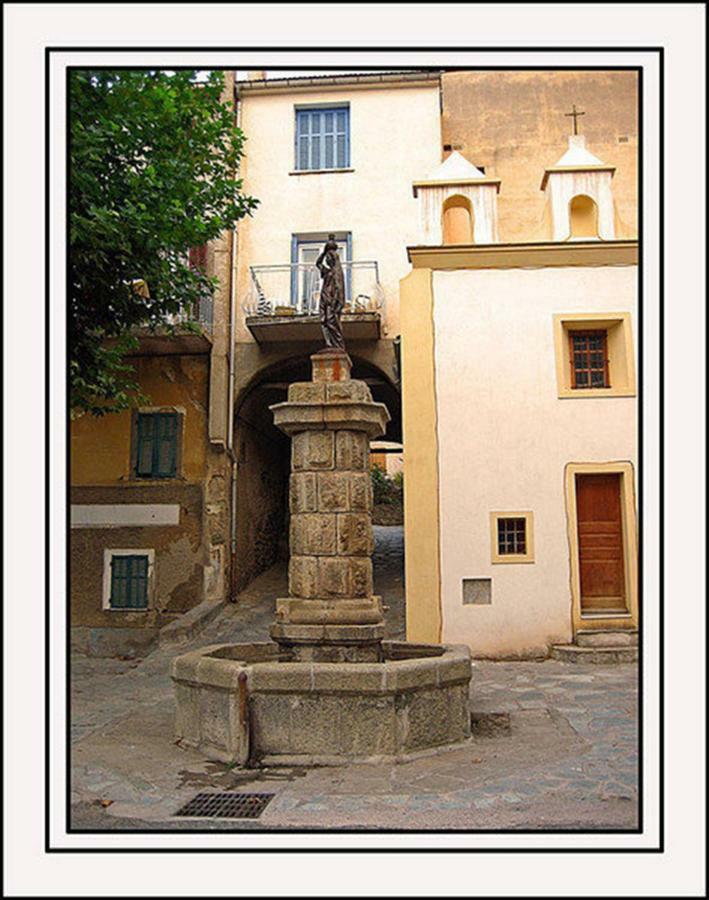 F2 Dans Joli Village Corse * Omessa